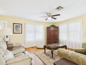 206 N Edison St in Fredericksburg, TX - Building Photo - Building Photo