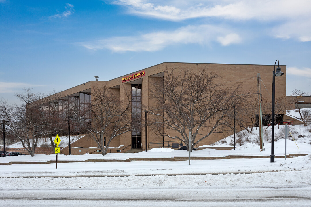 900 Wayzata Blvd E in Wayzata, MN - Building Photo