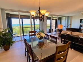 11 Bluebill Ave, Unit 704 in Naples, FL - Foto de edificio - Building Photo