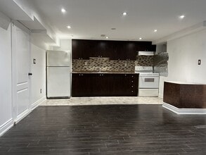 10 Burgby Av, Unit 2 in Brampton, ON - Building Photo - Building Photo