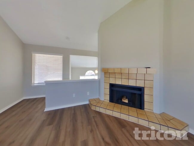 1727 San Francisco St, Unit 205 in Carrollton, TX - Foto de edificio - Building Photo