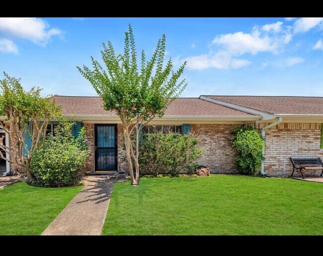 10122 Shadow Wood Dr