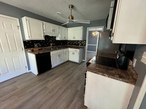 6079 Lakeway Dr in Fayetteville, NC - Foto de edificio - Building Photo