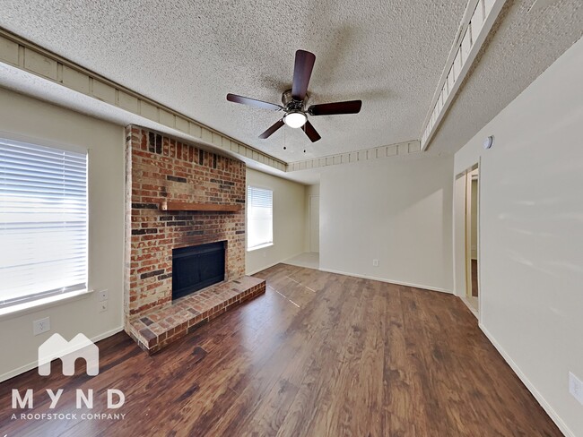 1809 McQueary St in Arlington, TX - Foto de edificio - Building Photo