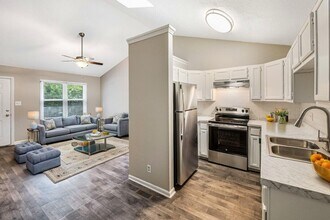 Jamestown Landing Apartments in Jamestown, NC - Foto de edificio - Building Photo