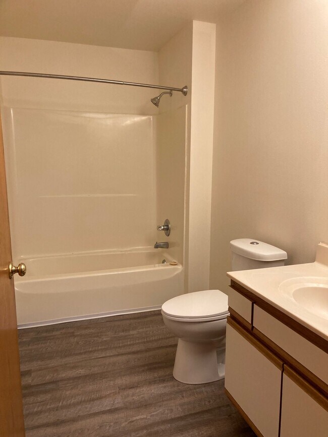 Alpine Haus LLC in Edgerton, WI - Foto de edificio - Building Photo