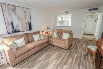 9150 Lime Bay Blvd in Tamarac, FL - Building Photo - Building Photo