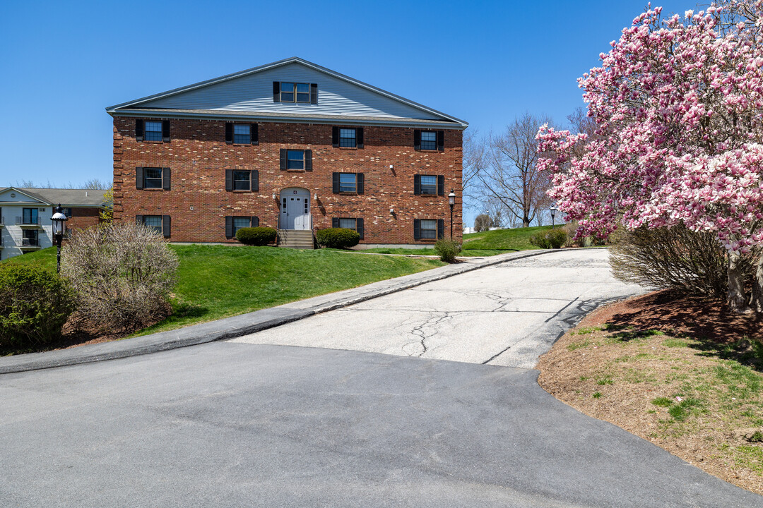 4 Fairfax Ave in Derry, NH - Building Photo