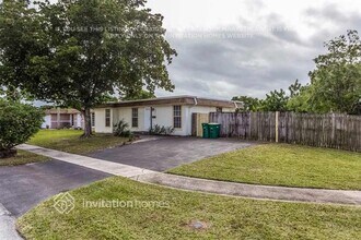 6904 NW 79th St in Tamarac, FL - Building Photo - Building Photo