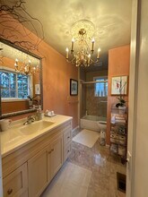 12706 10th Ave NE in Seattle, WA - Foto de edificio - Building Photo