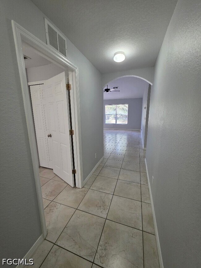 332 Rogen St in Lehigh Acres, FL - Building Photo - Building Photo