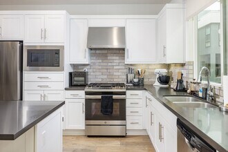 1627 Hampton Dr in Costa Mesa, CA - Building Photo - Building Photo