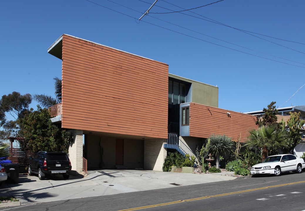 2020 Albatross St in San Diego, CA - Foto de edificio