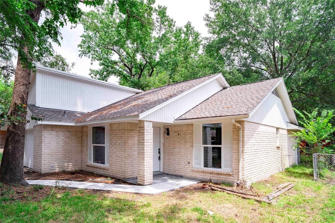 9214 Woodland Oaks Dr in Houston, TX - Building Photo