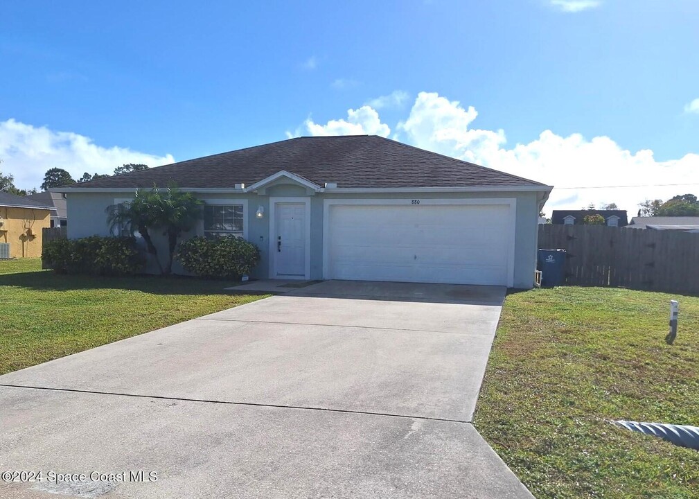 880 Brickell St SE in Palm Bay, FL - Building Photo