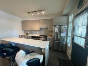 6965-6965 Hastings St in Burnaby, BC - Building Photo - Building Photo