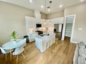 303 Queen Sude Ln in Houston, TX - Building Photo - Building Photo