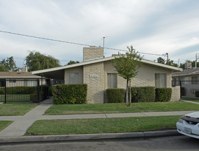 4525 E Sierra Madre Ave in Fresno, CA - Foto de edificio - Building Photo