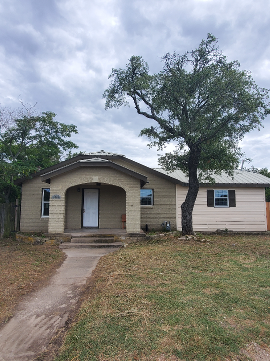 440 TX-29 in Bertram, TX - Foto de edificio