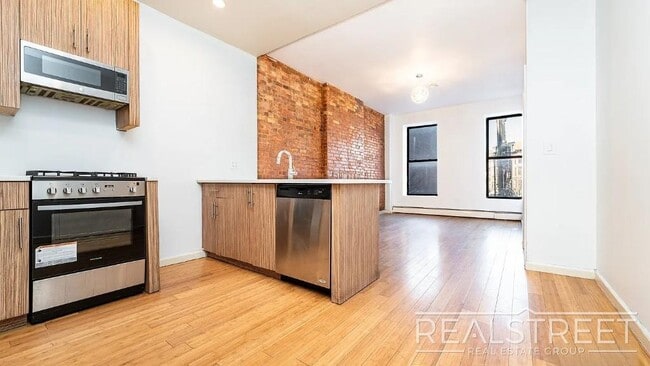 4 Bed 2 bath off the border of Clinton Hill and Bedstuy.