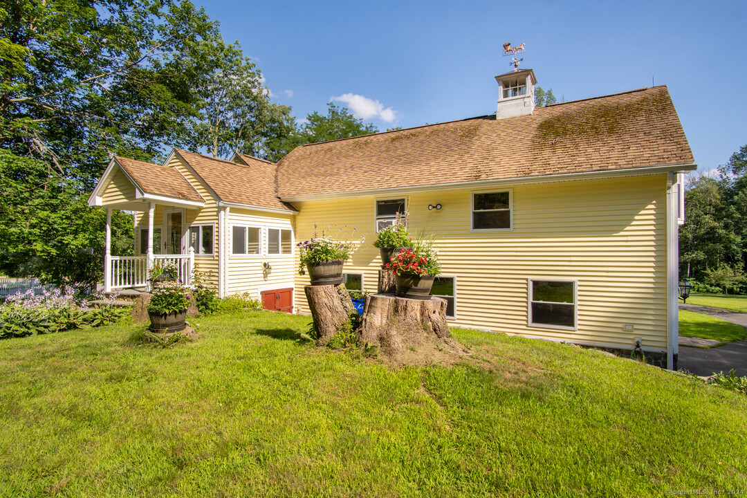 77 Ratlum Mountain Rd in Barkhamsted, CT - Foto de edificio