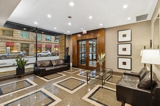 30 E Huron St in Chicago, IL - Building Photo - Building Photo