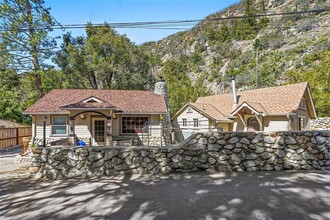 8 Oak Dr in Mt Baldy, CA - Foto de edificio - Building Photo