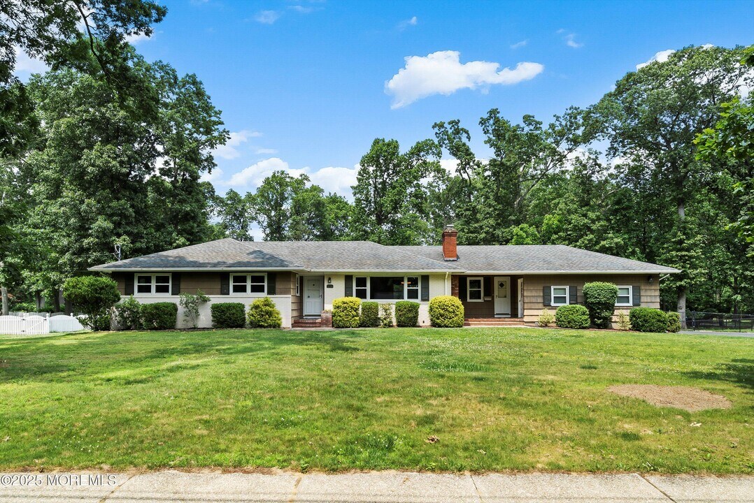 773 Nutswamp Rd in Red Bank, NJ - Building Photo