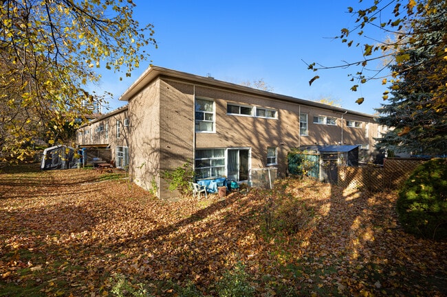 11 Elkhorn Dr in Toronto, ON - Building Photo - Building Photo