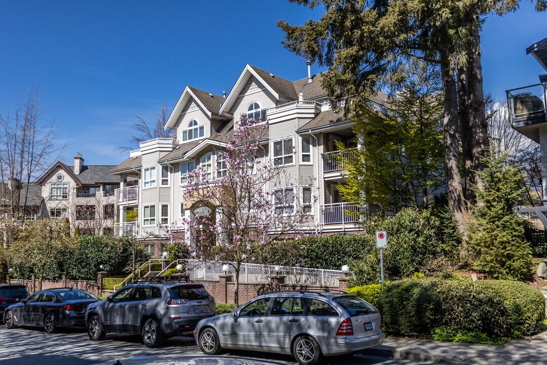 130 22nd St W in North Vancouver, BC - Building Photo