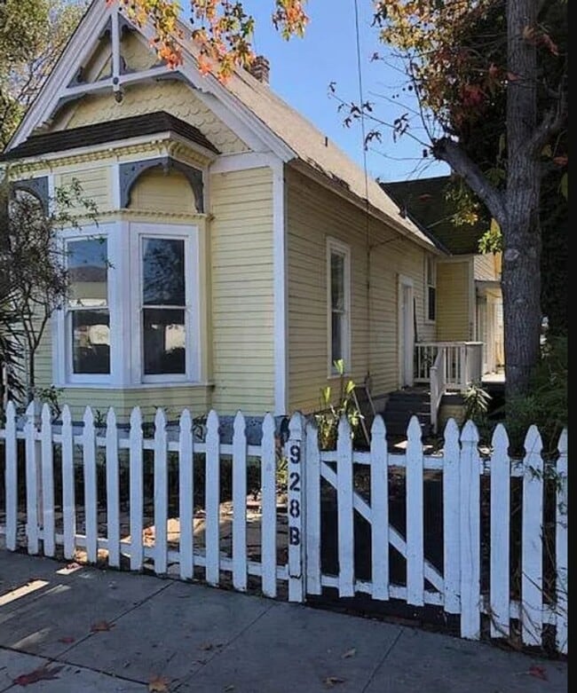 property at 928-930 Yale St