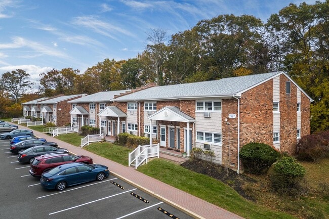 Maple Crest Apartments at Port Jefferson in Port Jefferson, NY - Foto de edificio - Building Photo