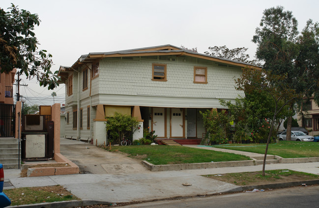 221 E Maple St in Glendale, CA - Building Photo - Building Photo