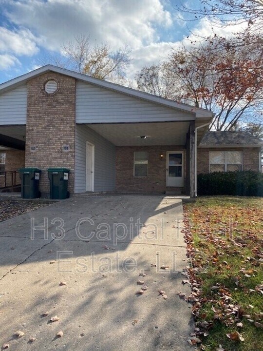 100 Southgate Dr in Freeburg, IL - Building Photo