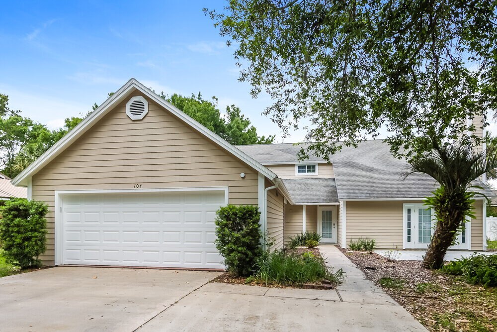 104 1st St Ct in Tavares, FL - Foto de edificio