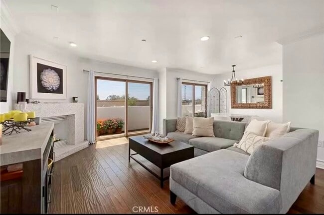 property at 1621 Barry Ave