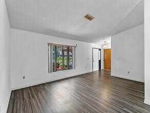 8429 Cypress Lake Cir in Sarasota, FL - Building Photo - Building Photo