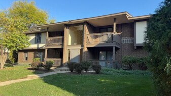 567 Somerset Ln, Unit 8 in Crystal Lake, IL - Building Photo