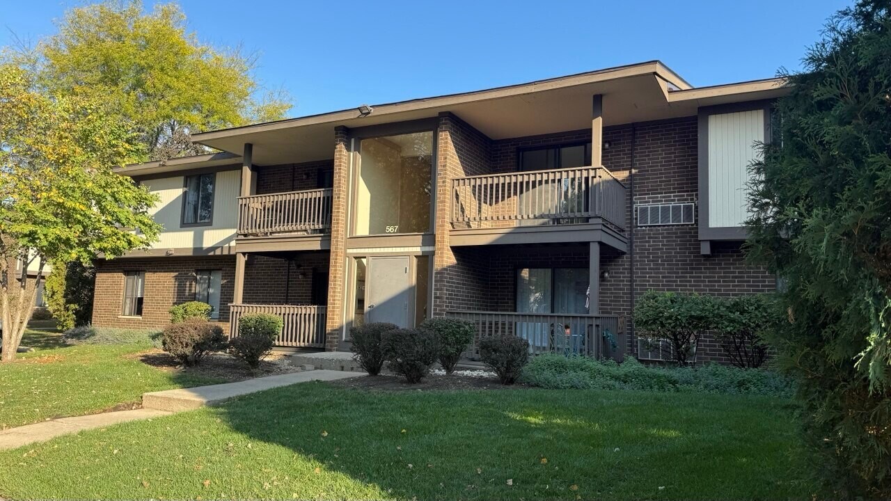 567 Somerset Ln, Unit 8 in Crystal Lake, IL - Building Photo