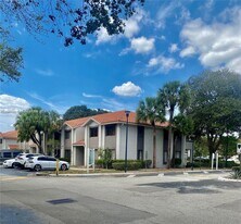 8323 Coral Lake Dr, Unit 8323 in Coral Springs, FL - Building Photo