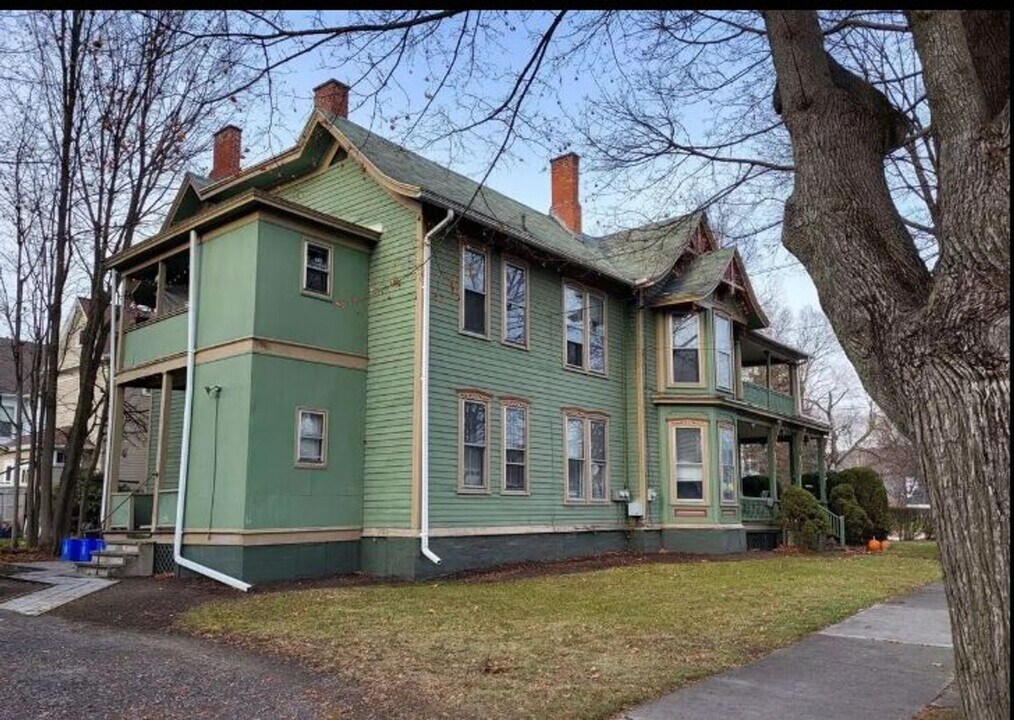 410 Maple Ave in Elmira, NY - Building Photo