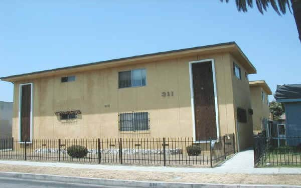 311 E 98th St in Inglewood, CA - Building Photo