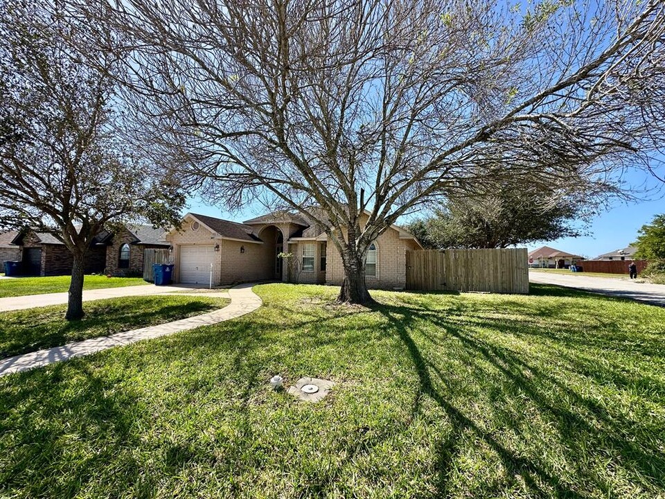822 Daffodil Dr in Los Fresnos, TX - Building Photo