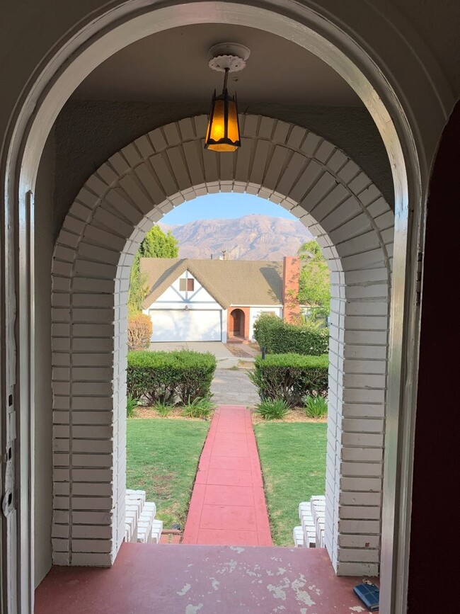 917 La Vuelta Pl in Santa Paula, CA - Building Photo - Building Photo