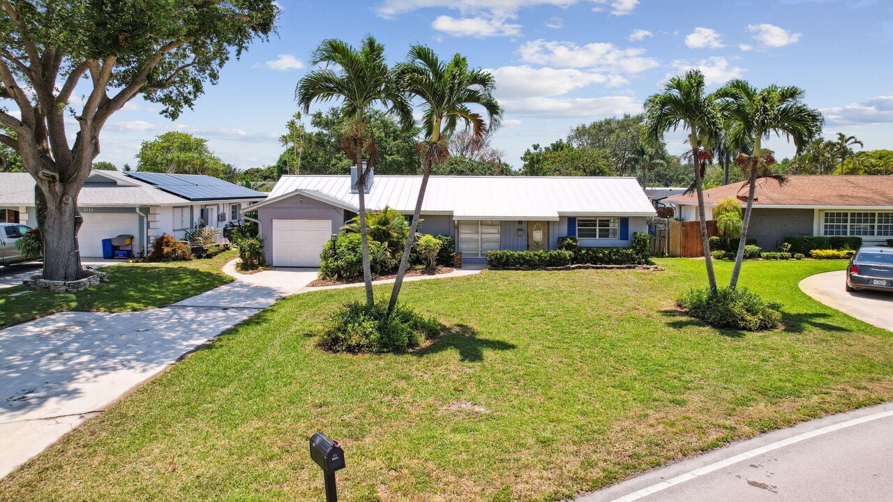 4194 Honeysuckle Ave in Palm Beach Gardens, FL - Building Photo