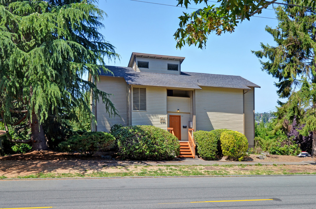 301 NW 52nd St in Seattle, WA - Building Photo