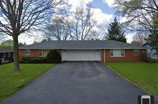 1111 Johnston Dr in Aurora, IL - Building Photo