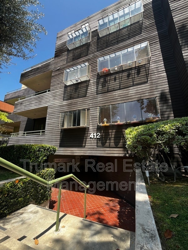 property at 412 N Kenwood St