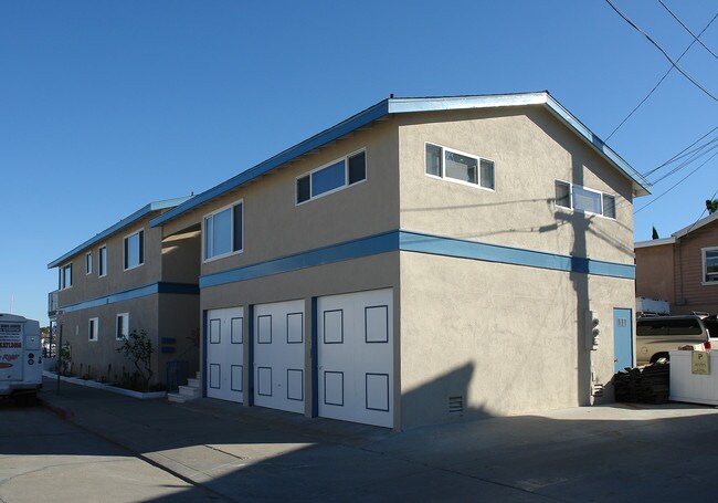 301 Edgewater Ave in Newport Beach, CA - Foto de edificio - Building Photo