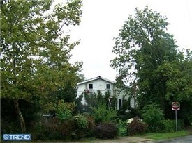 500 W Pothouse Rd in Phoenixville, PA - Building Photo